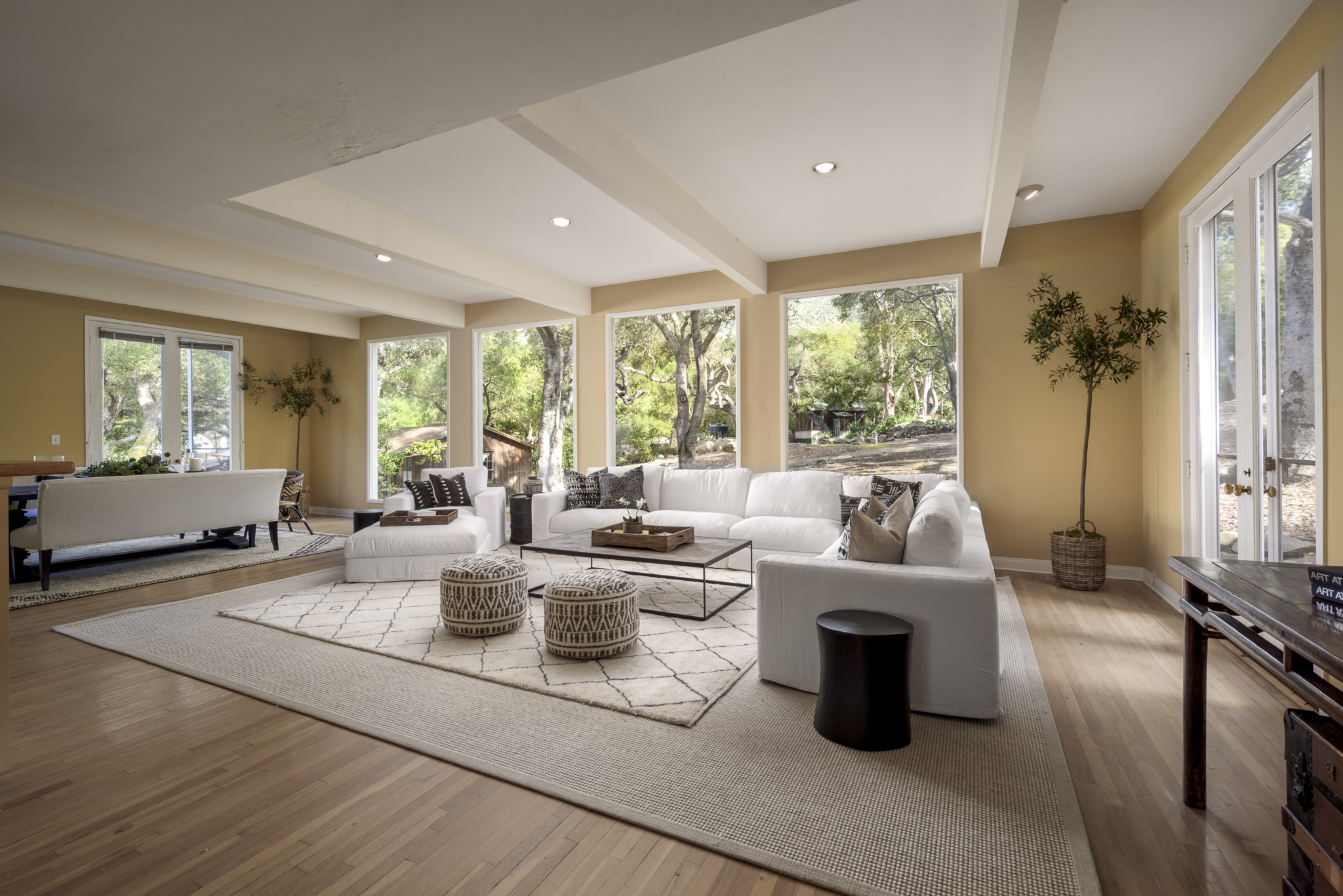 Living room that has old-fashioned charm and a relaxed atmosphere